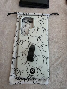 White LOOPY Phone Case with Black Bow Pattern and Black loopy SAMSUNG 24 ULTRA